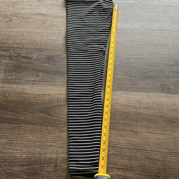 Lululemon Wunder Under 28” - Size 4 - Picture 4 of 4